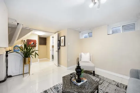104 Billington Crescent Toronto ON M3A 2G6