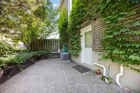 104 Billington Crescent Toronto ON M3A 2G6