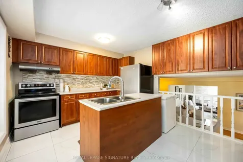 104 Billington Crescent Toronto ON M3A 2G6