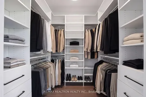 17 Lynnhaven Road Toronto ON M6A 2K7