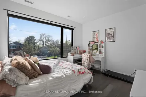 17 Lynnhaven Road Toronto ON M6A 2K7