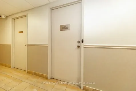 5 Concorde Place Toronto ON M3C 3M8
