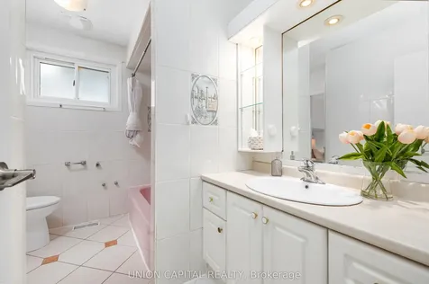 34 Lisburn Crescent Toronto ON M2J 2Z5