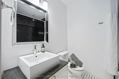 60 Bathurst Street Toronto ON M5V 2P4