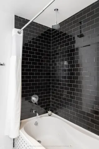 60 Bathurst Street Toronto ON M5V 2P4