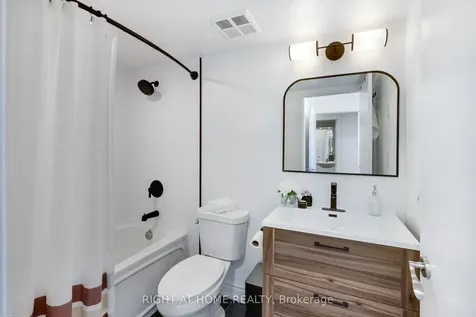 16 Harrison Garden Boulevard Toronto ON M2N 7J6