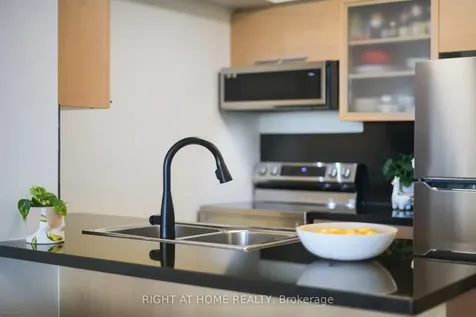 16 Harrison Garden Boulevard Toronto ON M2N 7J6
