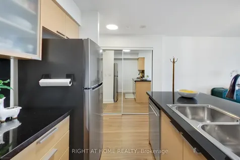 16 Harrison Garden Boulevard Toronto ON M2N 7J6