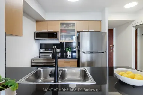 16 Harrison Garden Boulevard Toronto ON M2N 7J6