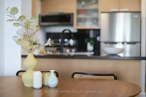 16 Harrison Garden Boulevard Toronto ON M2N 7J6