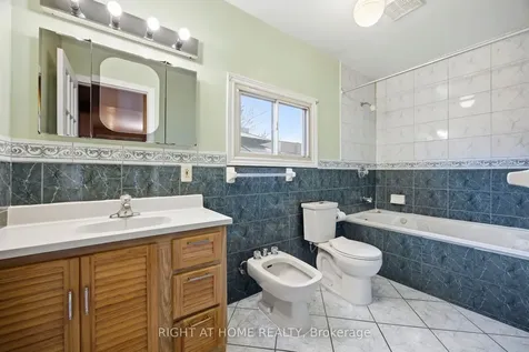 81 Argyle Street Toronto ON M6J 1N8