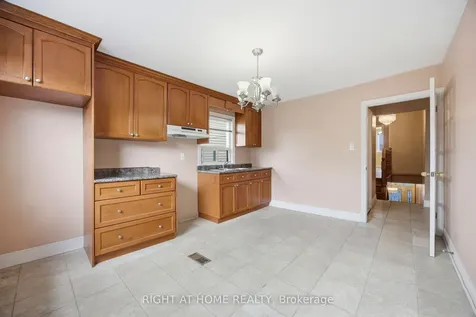 81 Argyle Street Toronto ON M6J 1N8