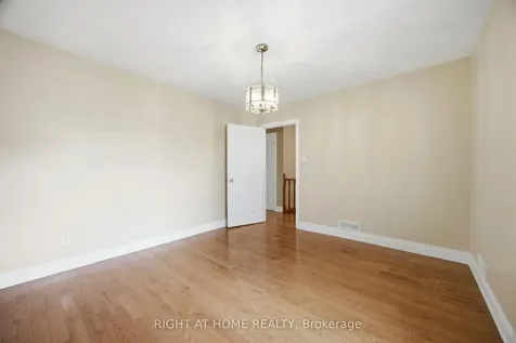 81 Argyle Street Toronto ON M6J 1N8