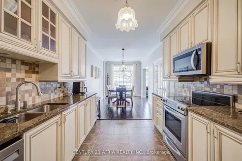 17 Barberry Place Toronto ON M2K 3E2
