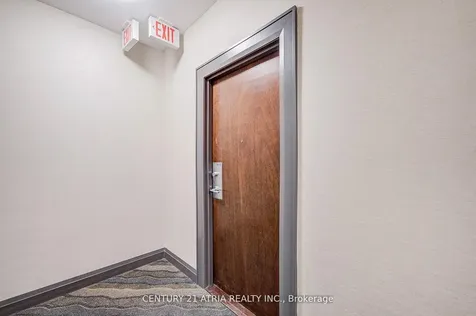 17 Barberry Place Toronto ON M2K 3E2
