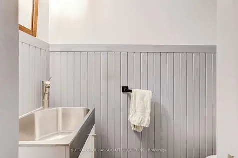 32A Vermont Avenue Toronto ON M6G 1X7