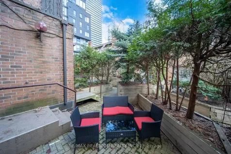 19 Dundonald Street Toronto ON M4Y 1K3