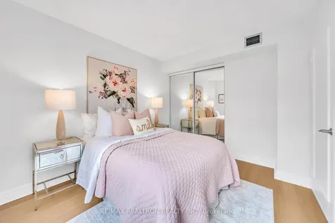 19 Dundonald Street Toronto ON M4Y 1K3