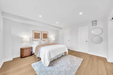19 Dundonald Street Toronto ON M4Y 1K3