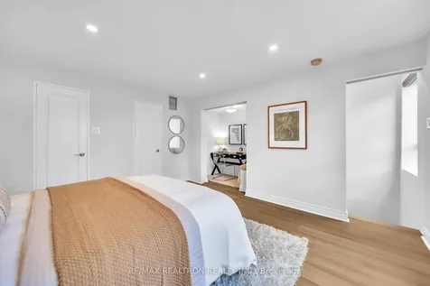 19 Dundonald Street Toronto ON M4Y 1K3