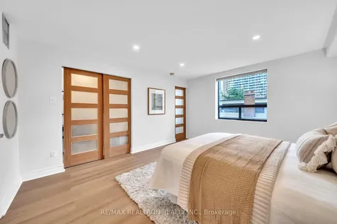 19 Dundonald Street Toronto ON M4Y 1K3