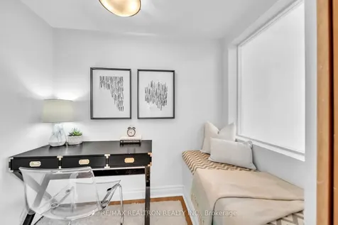 19 Dundonald Street Toronto ON M4Y 1K3