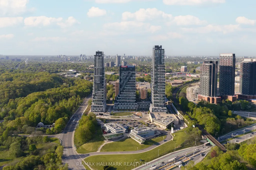 10 Inn On The Park Drive Toronto ON M3C 0P9