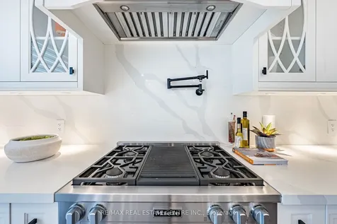 15 Montford Drive Toronto ON M2M 3H2