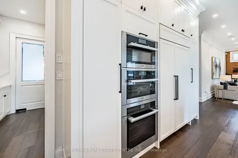 15 Montford Drive Toronto ON M2M 3H2