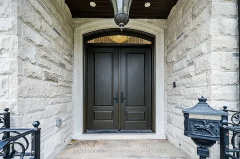 15 Montford Drive Toronto ON M2M 3H2