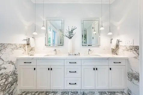 15 Montford Drive Toronto ON M2M 3H2