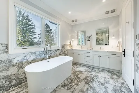15 Montford Drive Toronto ON M2M 3H2