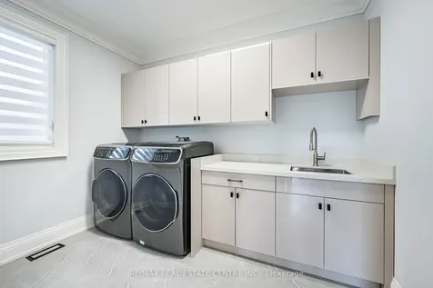 15 Montford Drive Toronto ON M2M 3H2