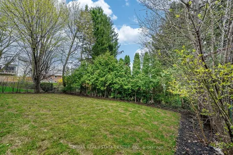 15 Montford Drive Toronto ON M2M 3H2