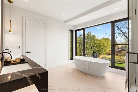 205 Horsham Avenue Toronto ON M2N 2A4