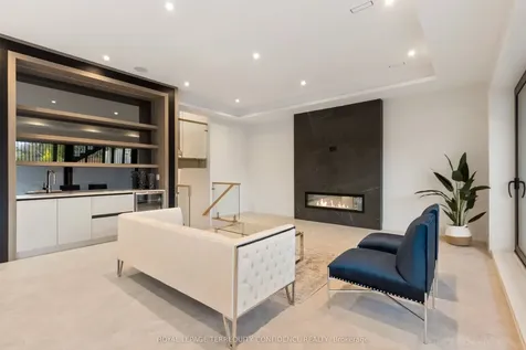 205 Horsham Avenue Toronto ON M2N 2A4