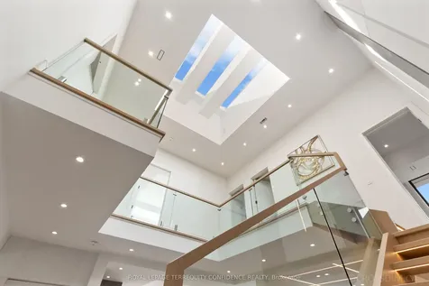 205 Horsham Avenue Toronto ON M2N 2A4