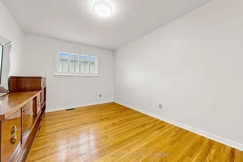 26 Donnalyn Drive Toronto ON M2R 2R8