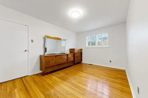 26 Donnalyn Drive Toronto ON M2R 2R8