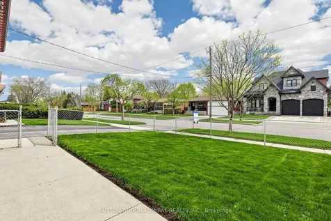 26 Donnalyn Drive Toronto ON M2R 2R8