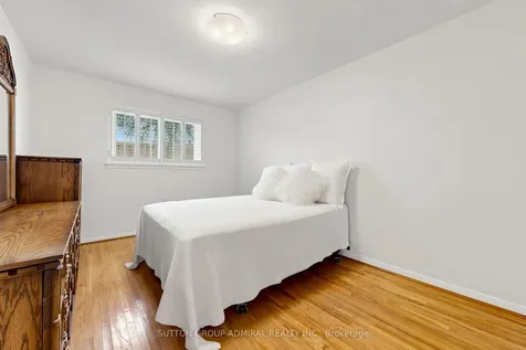26 Donnalyn Drive Toronto ON M2R 2R8