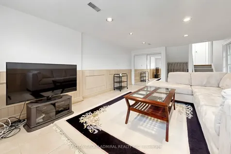 26 Donnalyn Drive Toronto ON M2R 2R8
