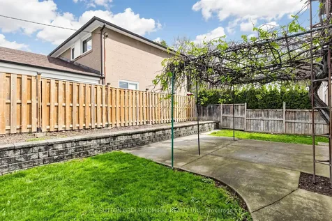 26 Donnalyn Drive Toronto ON M2R 2R8