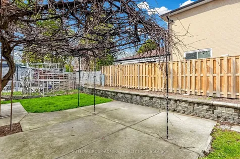 26 Donnalyn Drive Toronto ON M2R 2R8