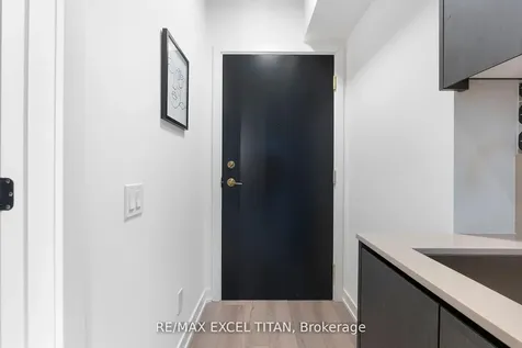 5 Lakeview Avenue Toronto ON M6J 0H3