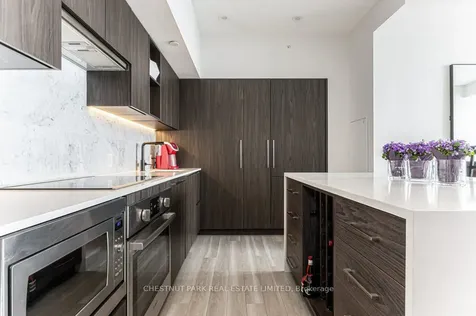 17 Bathurst Street Toronto ON M5V 0N1
