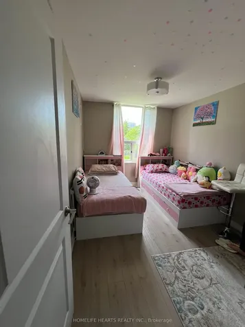 20 Edgecliff Golfway Toronto ON M3C 3A4
