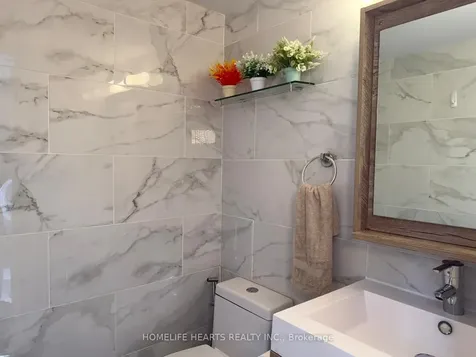 20 Edgecliff Golfway Toronto ON M3C 3A4