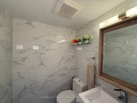 20 Edgecliff Golfway Toronto ON M3C 3A4