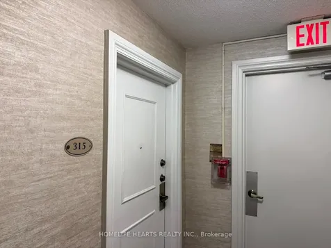 20 Edgecliff Golfway Toronto ON M3C 3A4
